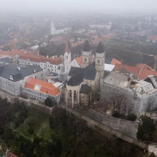 Hatékony együttműködés segíti a veszprémi várnegyed rendkívüli kihívásokkal járó felújítását