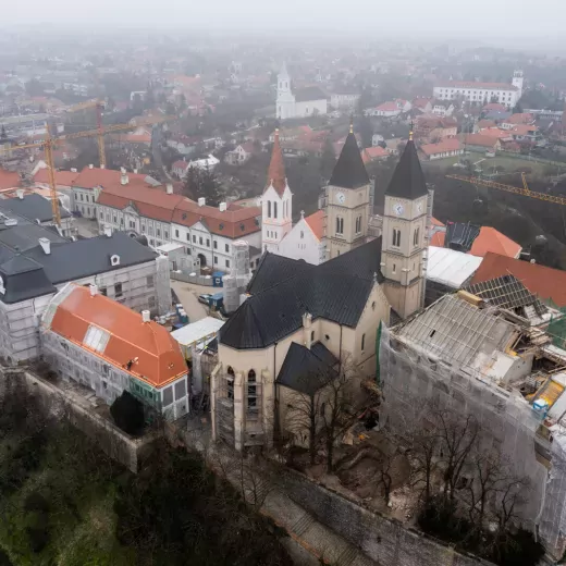 Hatékony együttműködés segíti a veszprémi várnegyed rendkívüli kihívásokkal járó felújítását