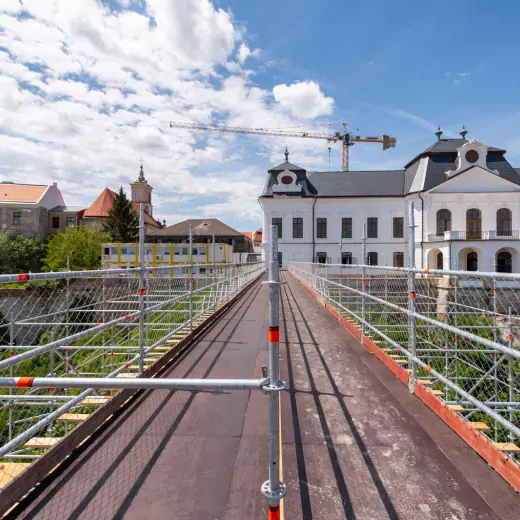 42 méter magas, szabadonálló nehézállvány segíti a személyi és építőanyag forgalmat a veszprémi vár felújításánál