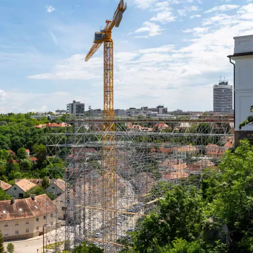 42 méter magas, szabadonálló nehézállvány segíti a személyi és építőanyag forgalmat a veszprémi vár felújításánál