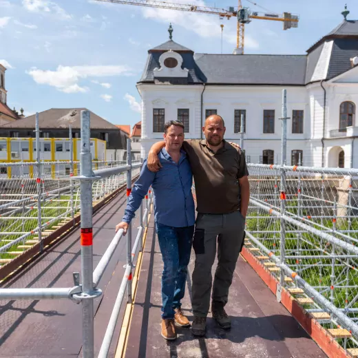 42 méter magas, szabadonálló nehézállvány segíti a személyi és építőanyag forgalmat a veszprémi vár felújításánál