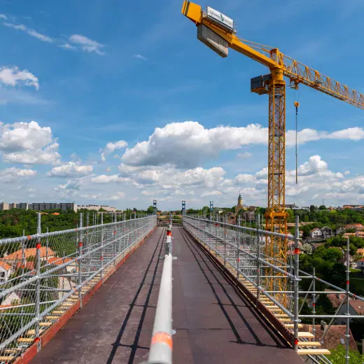 42 méter magas, szabadonálló nehézállvány segíti a személyi és építőanyag forgalmat a veszprémi vár felújításánál