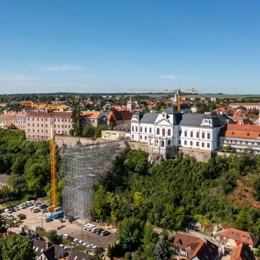 42 méter magas, szabadonálló nehézállvány segíti a személyi és építőanyag forgalmat a veszprémi vár felújításánál