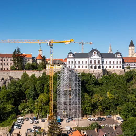 42 méter magas, szabadonálló nehézállvány segíti a személyi és építőanyag forgalmat a veszprémi vár felújításánál