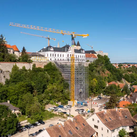 42 méter magas, szabadonálló nehézállvány segíti a személyi és építőanyag forgalmat a veszprémi vár felújításánál