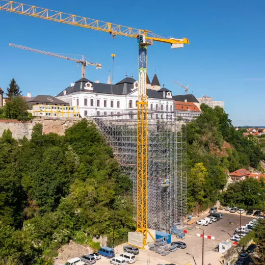 42 méter magas, szabadonálló nehézállvány segíti a személyi és építőanyag forgalmat a veszprémi vár felújításánál