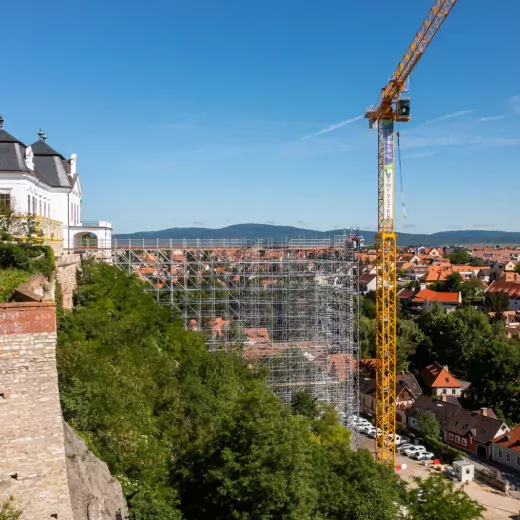 42 méter magas, szabadonálló nehézállvány segíti a személyi és építőanyag forgalmat a veszprémi vár felújításánál