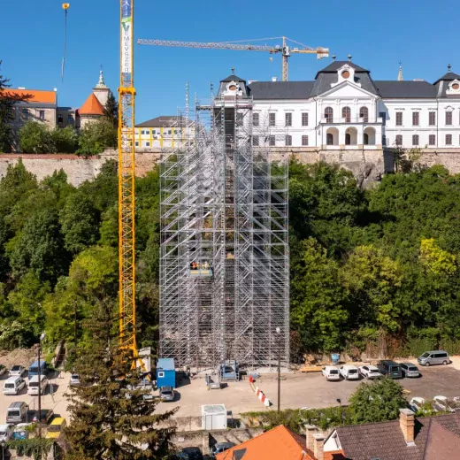 42 méter magas, szabadonálló nehézállvány segíti a személyi és építőanyag forgalmat a veszprémi vár felújításánál