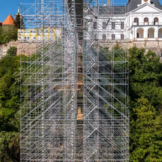 42 méter magas, szabadonálló nehézállvány segíti a személyi és építőanyag forgalmat a veszprémi vár felújításánál