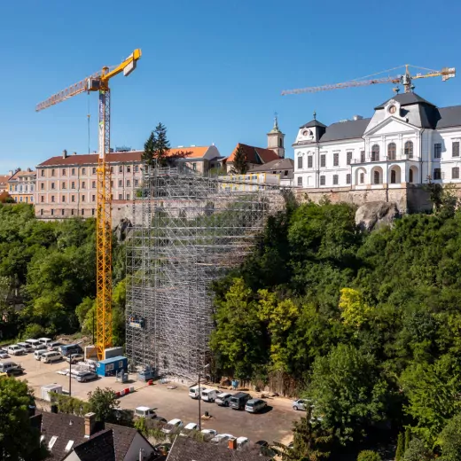 42 méter magas, szabadonálló nehézállvány segíti a személyi és építőanyag forgalmat a veszprémi vár felújításánál