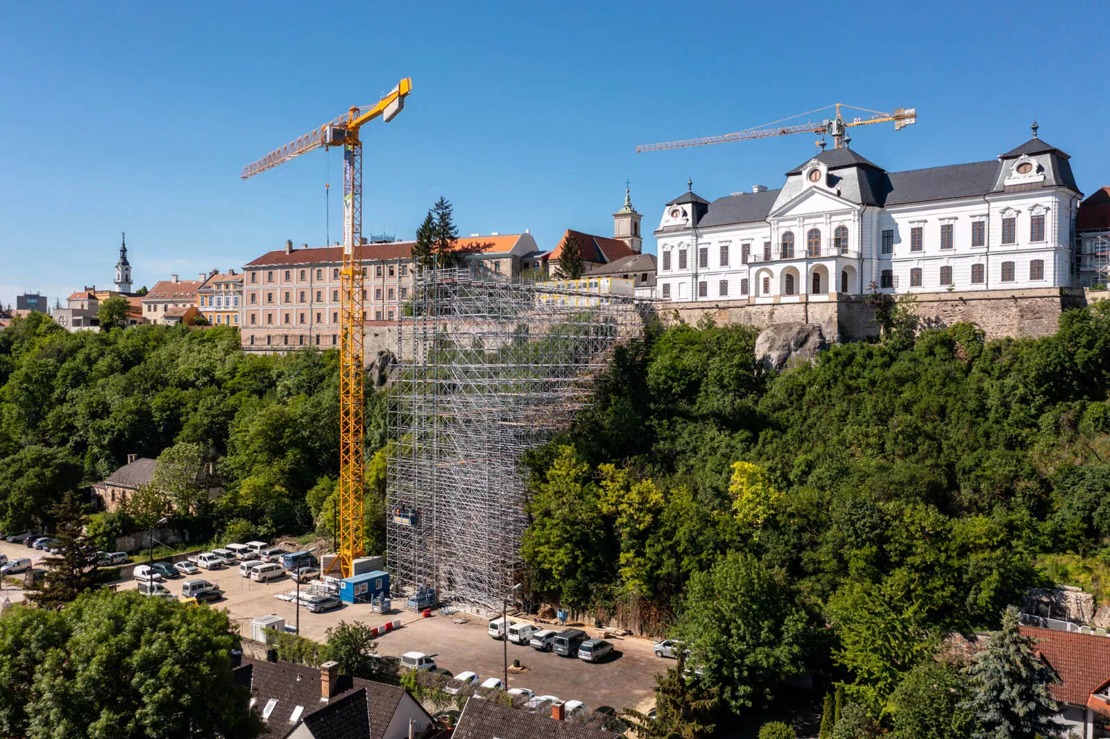 42 méter magas, szabadonálló nehézállvány segíti a személyi és építőanyag forgalmat a veszprémi vár felújításánál