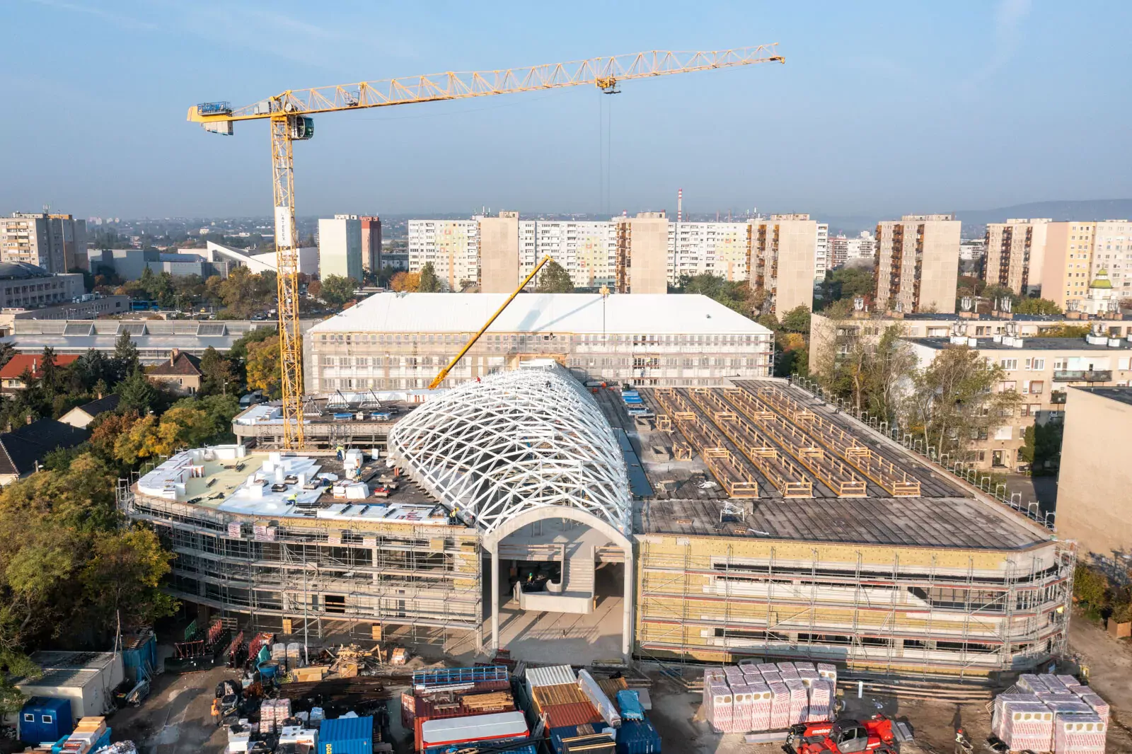 Layher térállvány segíti a Jedlik Ányos Gimnázium speciális acélszerkezeti munkáit 