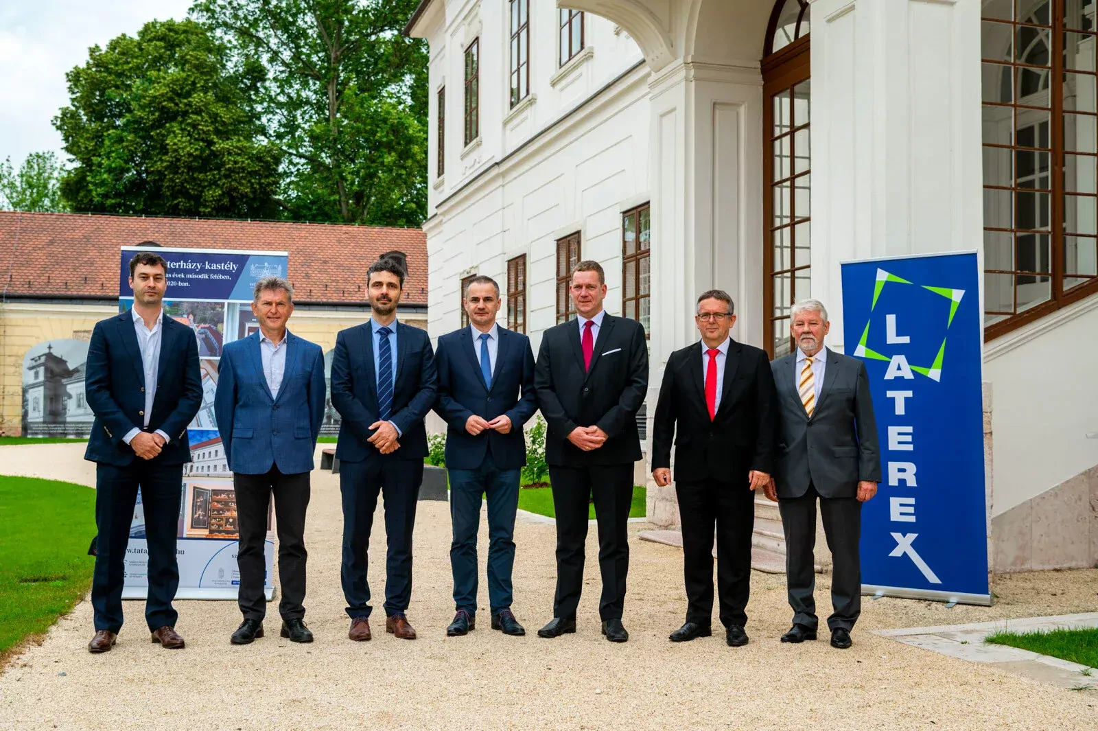 Nívódíjat nyert a tatai Esterházy-kastély rekonstrukciója, emléktábla avatással ünnepelték a rangos munkát