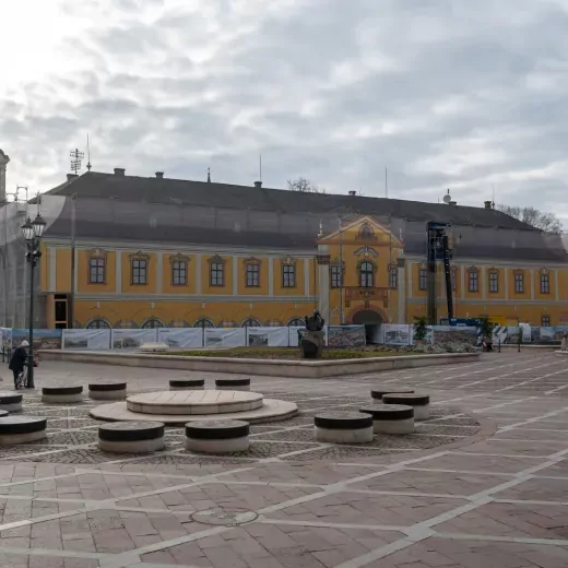 A LATEREX által felújításra kerülő, városvezetési célokra szolgáló esztergomi épületek munkálatai alatt a sztenderd építőipari eszközök kommunikációs szerepet is betöltenek