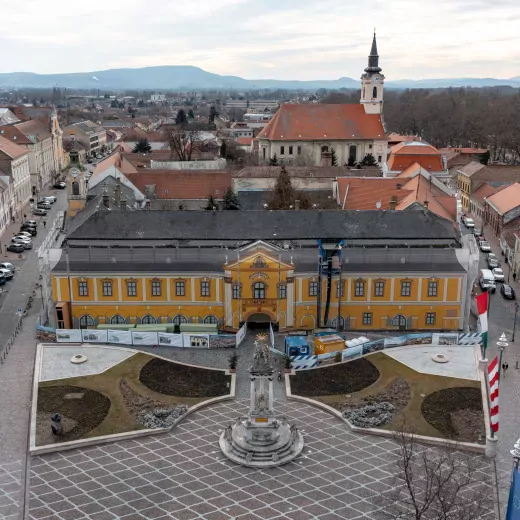 A LATEREX által felújításra kerülő, városvezetési célokra szolgáló esztergomi épületek munkálatai alatt a sztenderd építőipari eszközök kommunikációs szerepet is betöltenek