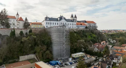 Olasz márványüveg ékesíti a veszprémi várnegyed történelmi épületét