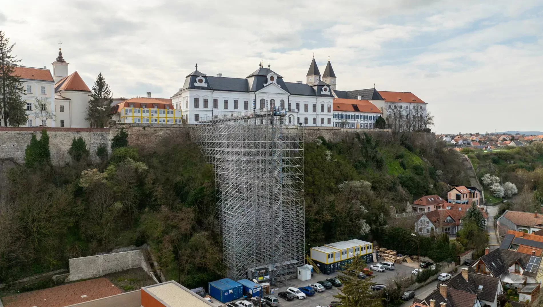 Olasz márványüveg ékesíti a veszprémi várnegyed történelmi épületét