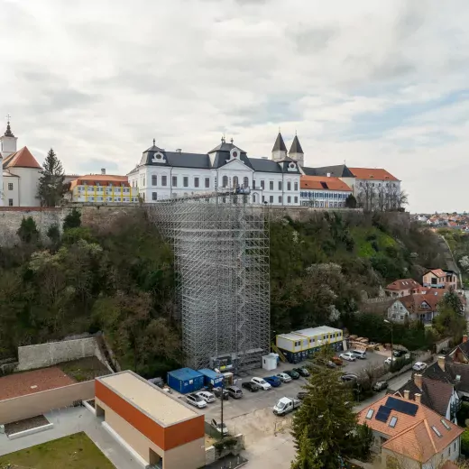 Olasz márványüveg ékesíti a veszprémi várnegyed történelmi épületét