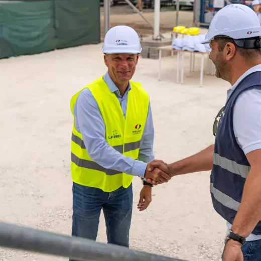 Bemutatta a Dunakeszi Diáknegyed építkezésén felhasznált kültéri anyagokat a WHB és a LATEREX - GALÉRIA