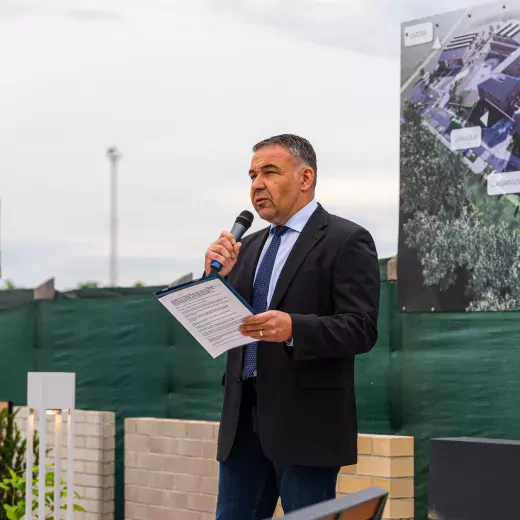 Bemutatta a Dunakeszi Diáknegyed építkezésén felhasznált kültéri anyagokat a WHB és a LATEREX - GALÉRIA