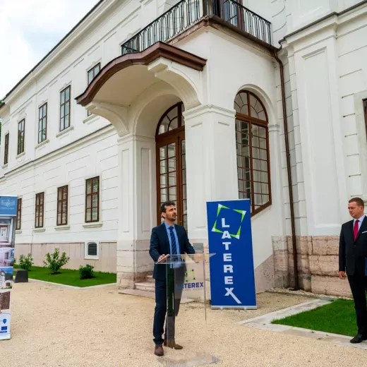 Nívódíjat nyert a tatai Esterházy-kastély rekonstrukciója, emléktábla avatással ünnepelték a rangos munkát