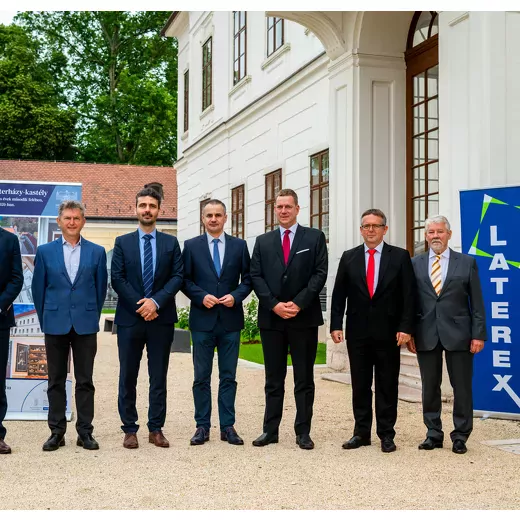 Nívódíjat nyert a tatai Esterházy-kastély rekonstrukciója, emléktábla avatással ünnepelték a rangos munkát