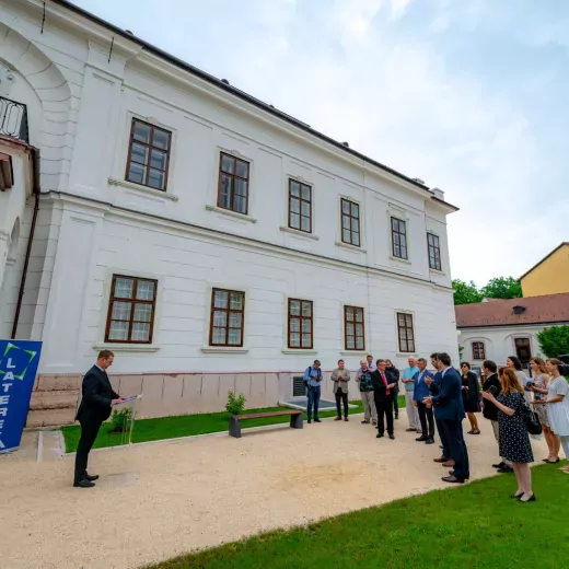 Nívódíjat nyert a tatai Esterházy-kastély rekonstrukciója, emléktábla avatással ünnepelték a rangos munkát