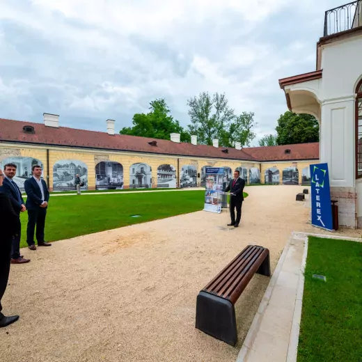 Nívódíjat nyert a tatai Esterházy-kastély rekonstrukciója, emléktábla avatással ünnepelték a rangos munkát