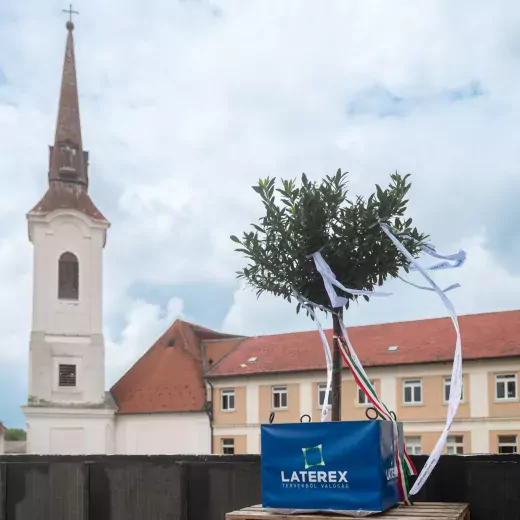 Új épületszárnyat épít a LATEREX az esztergomi ferences gimnáziumhoz